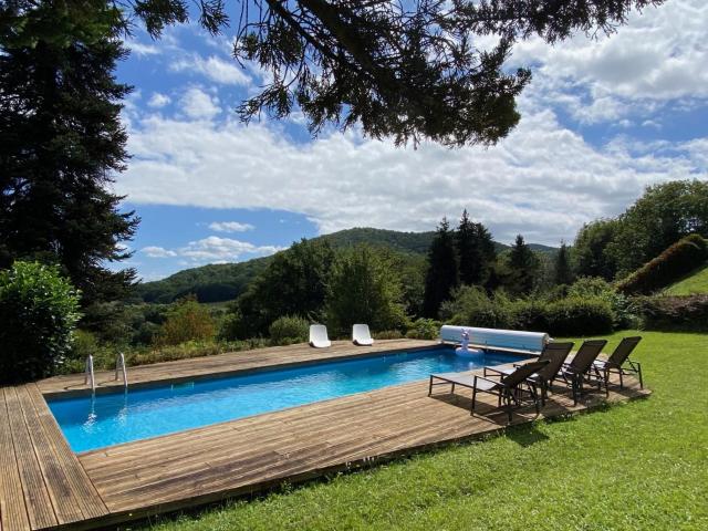 Maison dans les bois avec piscine