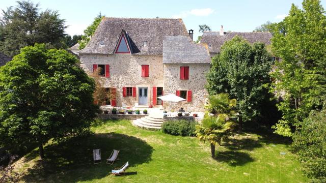 Maison de ferme, prairies sur la colline, étang