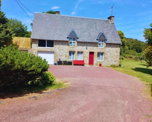 Maison en pierre au milieu du bocage