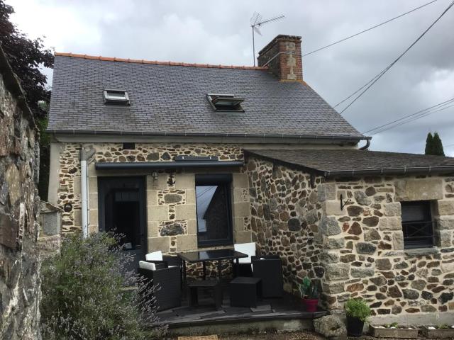 Maison en pierre à la campagne proche de la mer