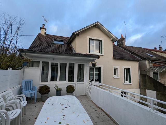 Grande maison avec extérieur, jacuzzi et billard