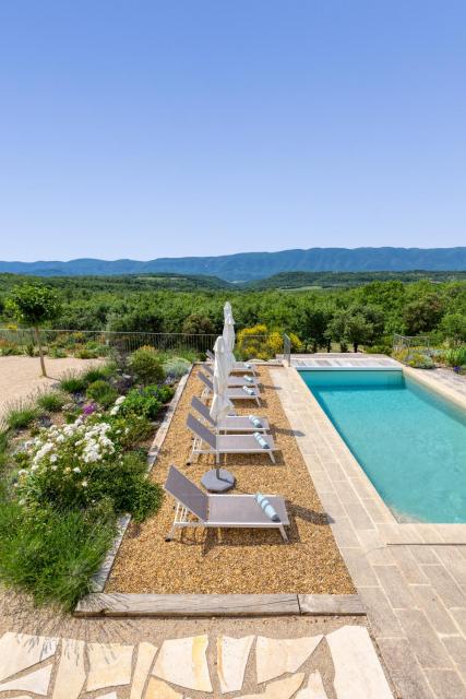 Bastide de Viens - vue Luberon, piscine chauffée, boulodrome