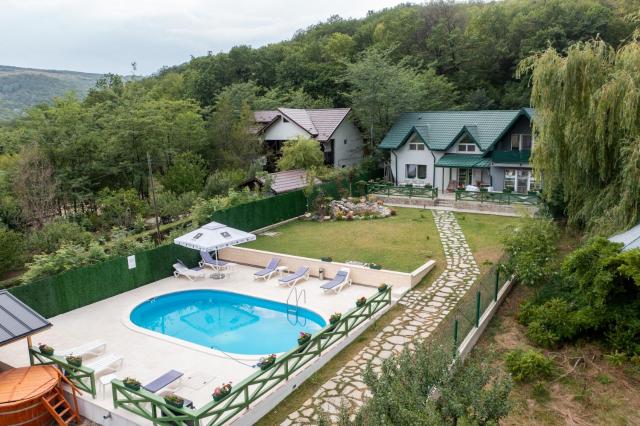 Casa Senik Monteoru Piscina si Jacuzzi