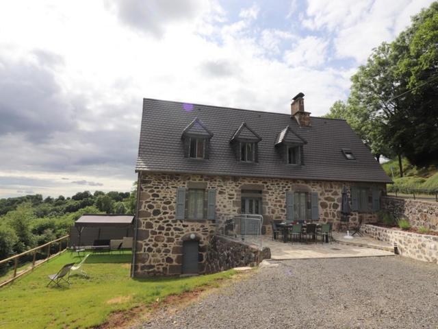 Maison de charme rénovée avec grand jardin, terrasse, cheminée et activités nature à proximité - FR-1-742-365