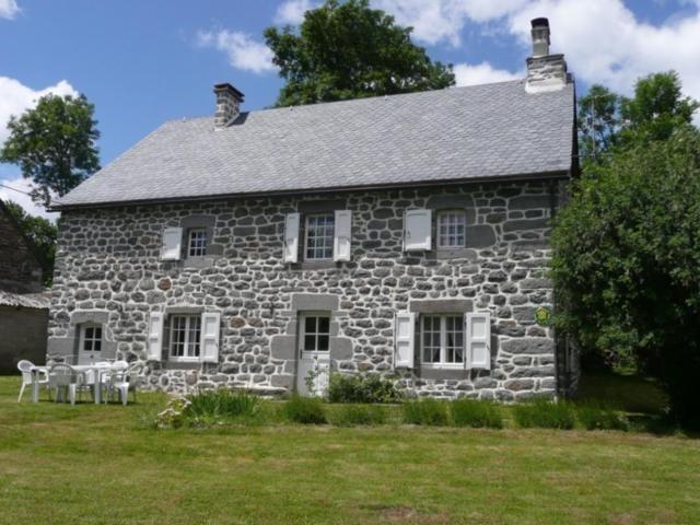 Maison de caractère avec grand jardin, cheminée et terrasse, proche des pistes et randonnées - FR-1-742-417