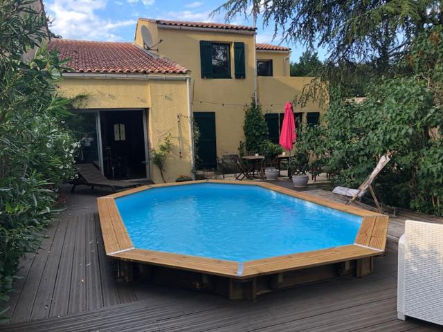 Pavillon dans un écrin de verdure avec piscine