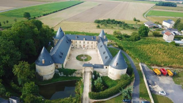 3 Gîtes avec piscine au Château de Charbogne