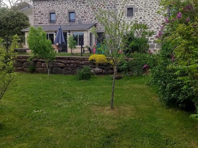 Gîte 3 ch avec jardin privé, animaux admis, WiFi, parking, cheminée, dans les volcans d'Auvergne - FR-1-742-387