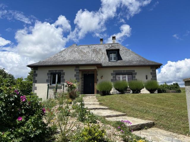 Maison au cœur d'Auvergne avec jardin, terrasses, garage, et randonnées à proximité - FR-1-742-349