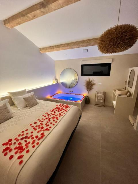 Le Clos des Délices - Love Room - Chambre avec spa, terrasse et parking privatif