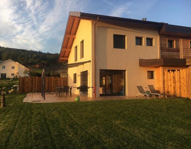 Belle maison avec jardin et vue montagne