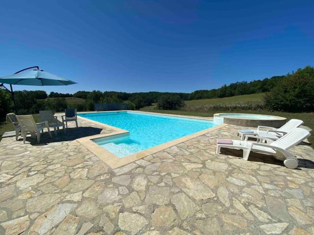 Peaceful gîte with stunning pool near market town