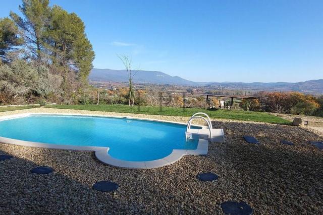 Jolie maison avec vue imprenable, piscine, jeu de boules, calme au cœur du Luberon