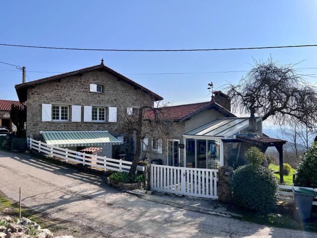 Grande maison en pierre à la campagne, belle vue