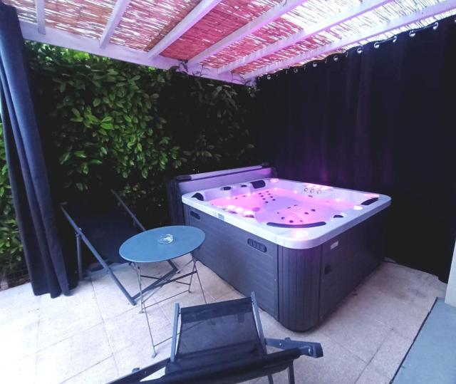 Cocon romantique avec jacuzzi extérieur