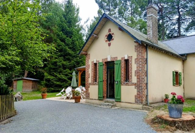 Gite meublé avec étang en lisière de forêt.