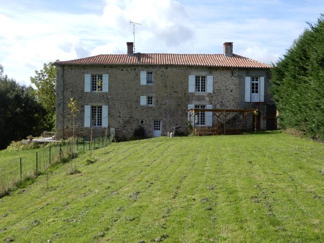 Logis Vendéen 10-12 personnes. piscine et parc.