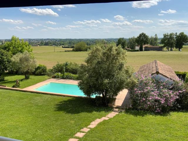 Maison à 6 km de Eymet piscine chauffée.