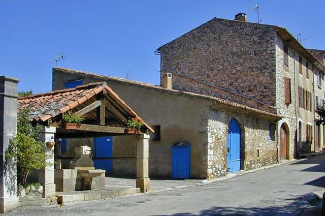 Maison de village centre Quinson