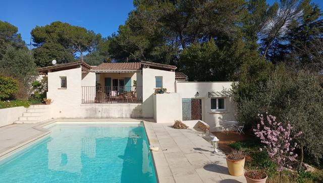 Charmant petit studio avec jardin et piscine