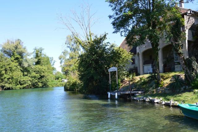 Ô Pied Dans l'O, villa pieds dans l'eau à proximité du Lac du Bourget / Aix les Bains