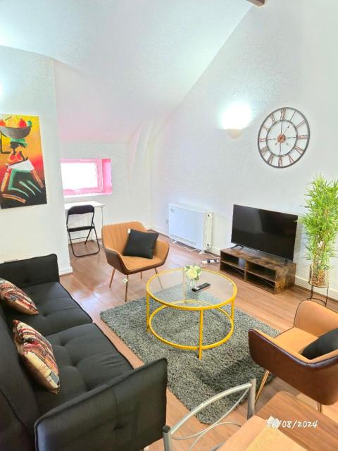 Spacious Apartment with free Parking Sleeps 4