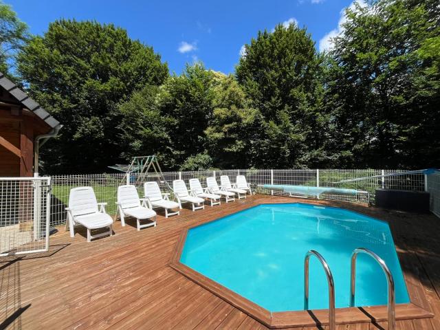 Chalet 170m2 avec CLIM- Piscine privée - Jacuzzi - 5 chambres - 8 lits - 12 pers max - 20 min d'Aurillac