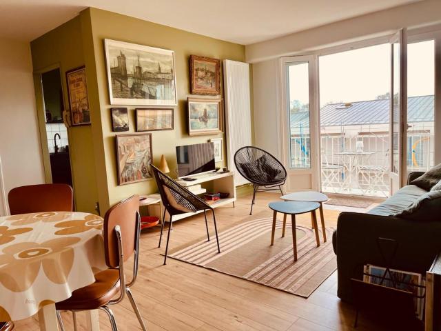 Champs de mars Appartement 1 chambre proche centre ville, balcon et parking