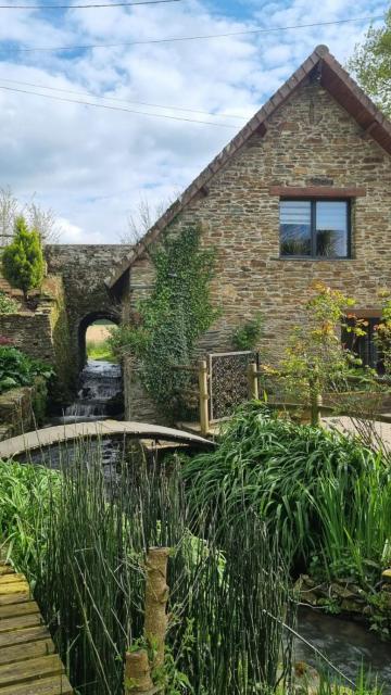 Ancien moulin près d'un ruisseau