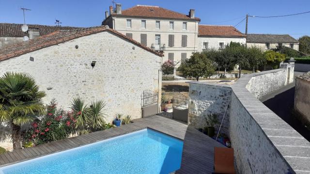 Beau logis charentais du XIXe et sa piscine