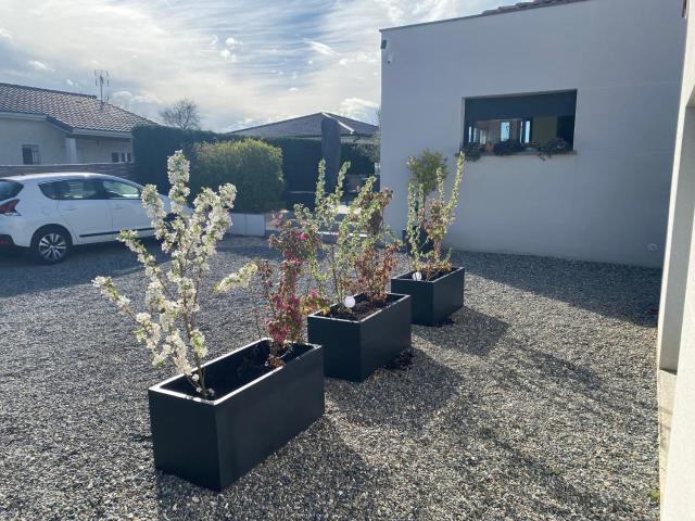 Maison grand studio indépendant avec jardin et piscine communs