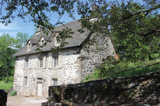 Le Chevalier - Maison et jardin face à la montagne