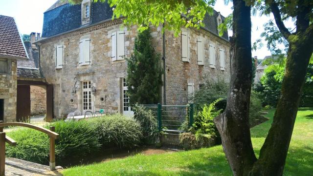 Grande maison avec jardin, tennis et piscine privés dans le calme dun vieux village lotois