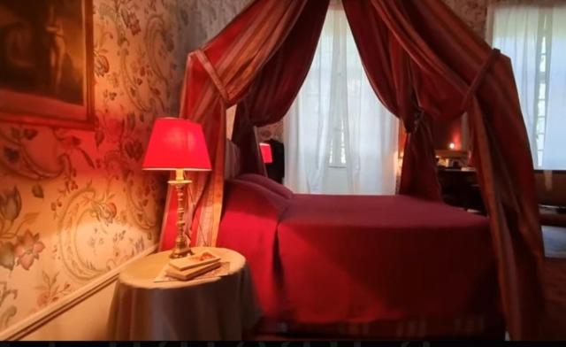 Chambre Rouge dans un château