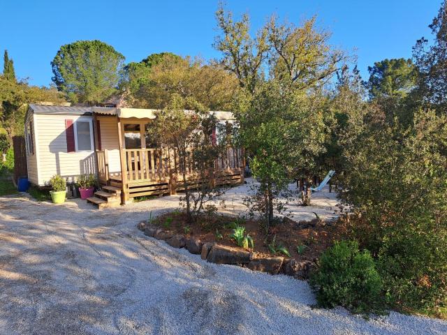 Bungalow 4 personnes sur sur propriété privée au calme à 10 mn des plages de Sainte Maxime