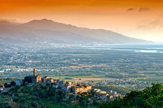 Maison au cœur d'un village en Corse