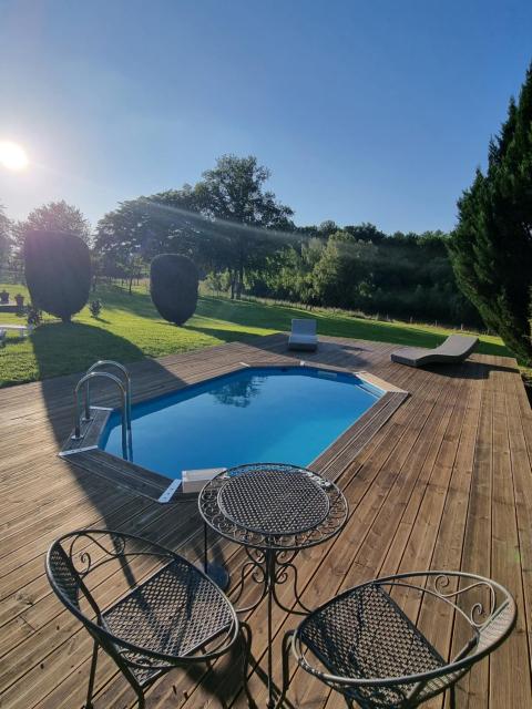 gîte avec piscine et étang Sarrazac Dordogne