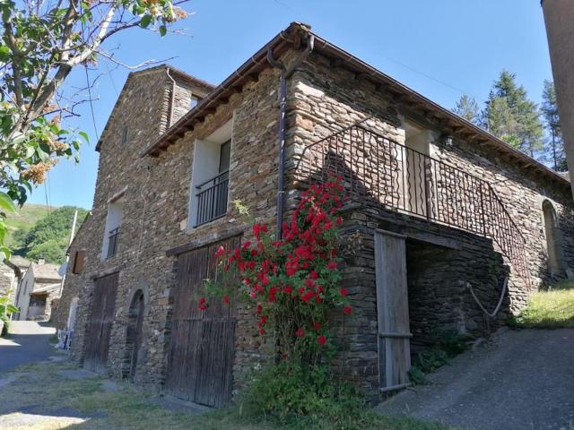 la grange du Vergougnoux grande maison dans hameau en cœur de Parc national