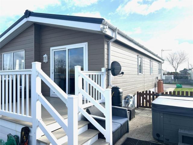 Patrington Leisure Park 21 Sherringham Hot Tub Pet Friendly lodge