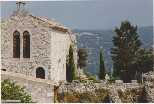 Ancienne Chapelle du 12e siècle restaurée en maison de caractère sur falaise