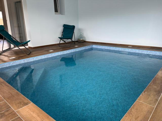 Maison avec piscine intérieure privée, buses de spa, jardin clos et parking