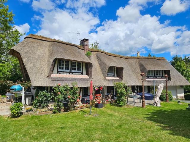 Belle Chaumière Normande, au pas de la ville d'Honfleur