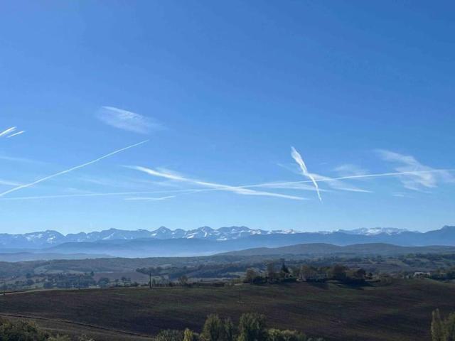 Maison à la campagne vu sur Pyrénées avec jardin