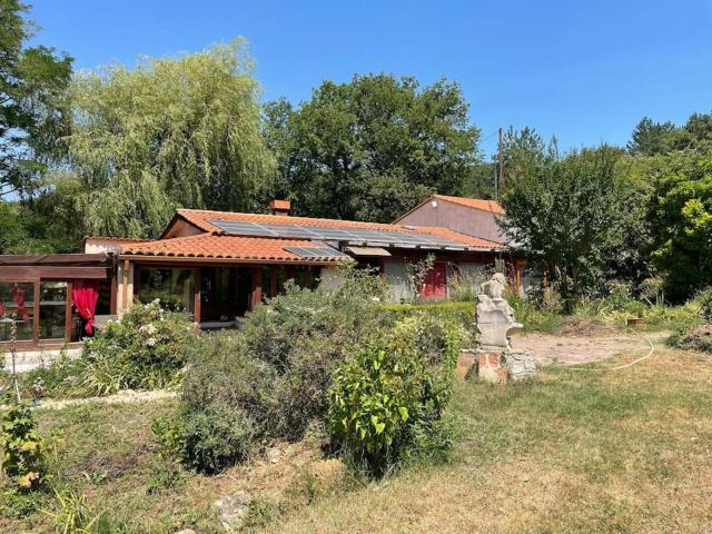 Maison en pleine nature, rivière, fleurs