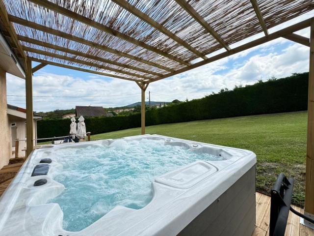 Maison 8 couchages avec jacuzzi a 4KM de Clermont, Proche Zenith d'Auvergne