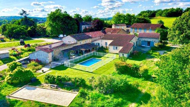 Enorme Domaine avec Piscine, Salle de fête, Boulodrome, Cinéma et plus