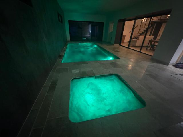 Émotion spa84 Appart piscine intérieur et jacuzzi