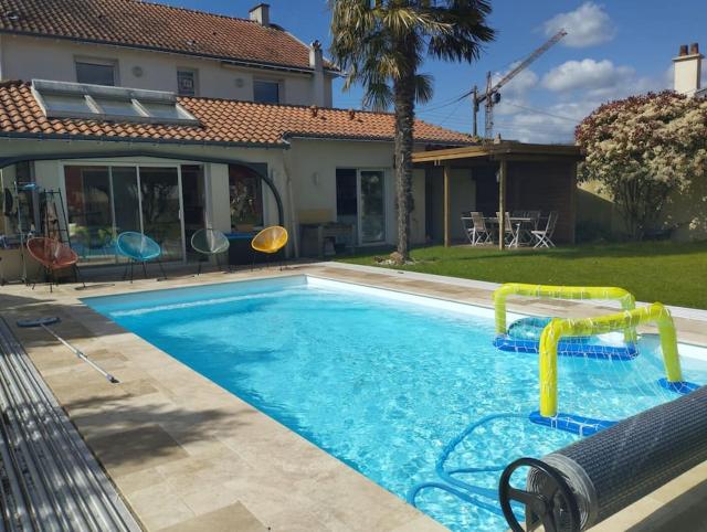 Grande maison proche Nantes piscine chauffée couverte