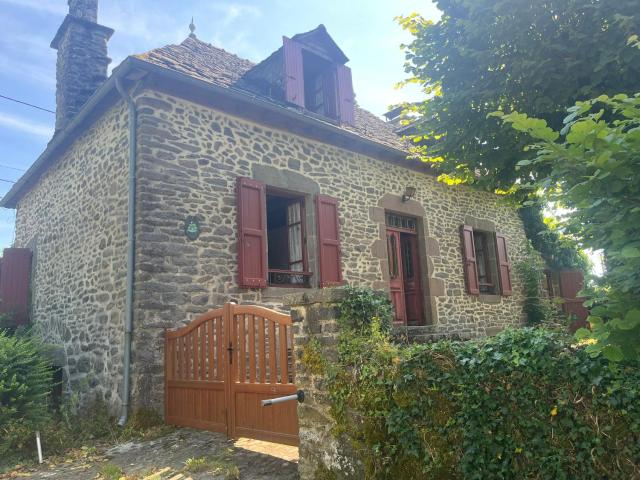 Maison Auvergnate à côté de Salers - 4 chambres - parking, garage - jardin - salle de jeux