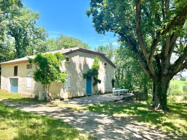 Maison de campagne au calme dans un bois de chêne